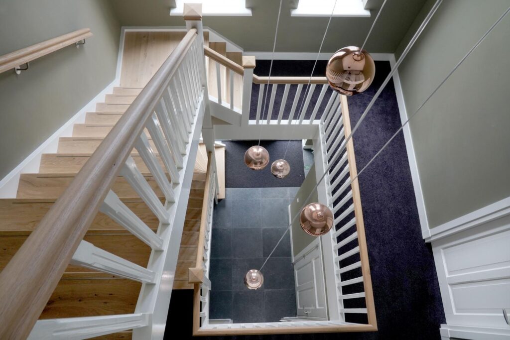 Landelijke trappen met detail.