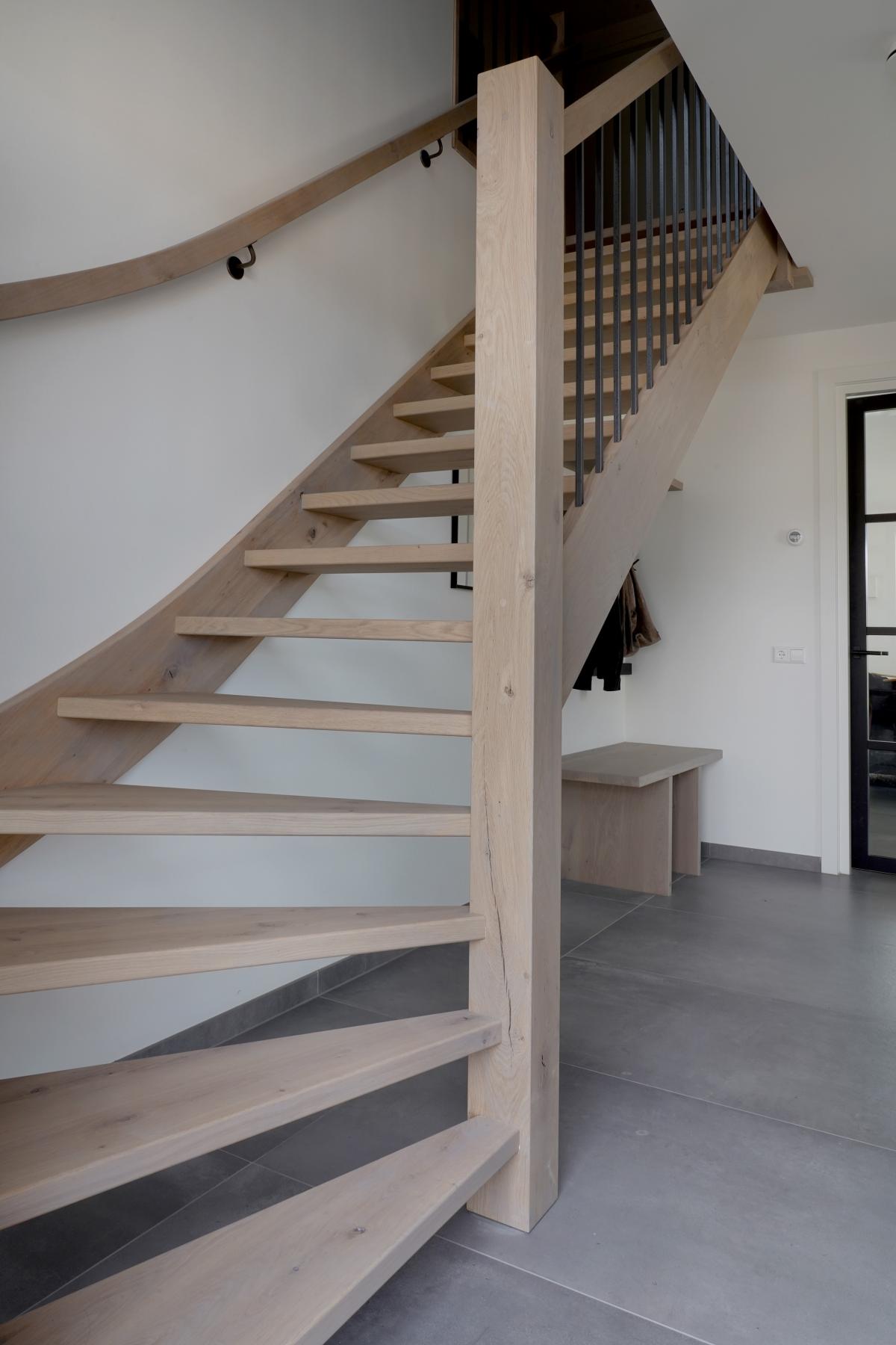 Stoere eiken trap met heerlijke spijltjes.