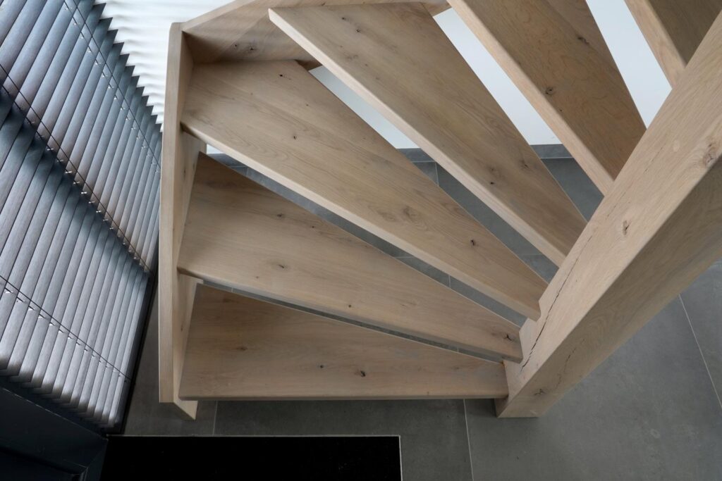 Stoere eiken trap met heerlijke spijltjes.