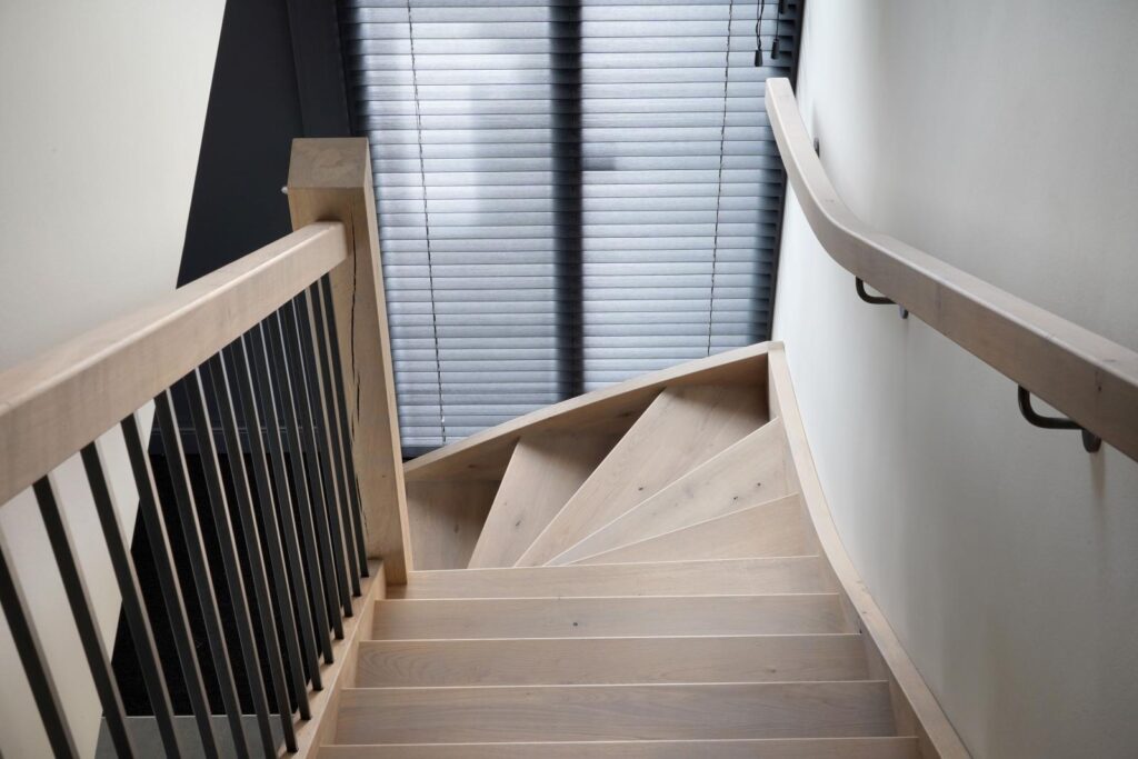 Stoere eiken trap met heerlijke spijltjes.