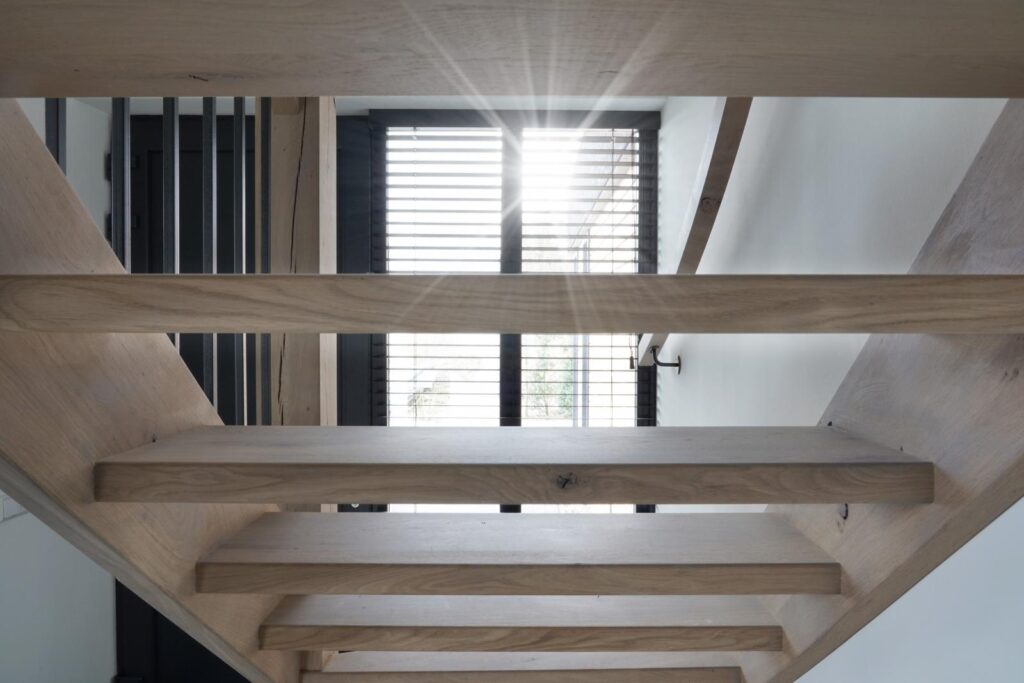 Stoere eiken trap met heerlijke spijltjes.